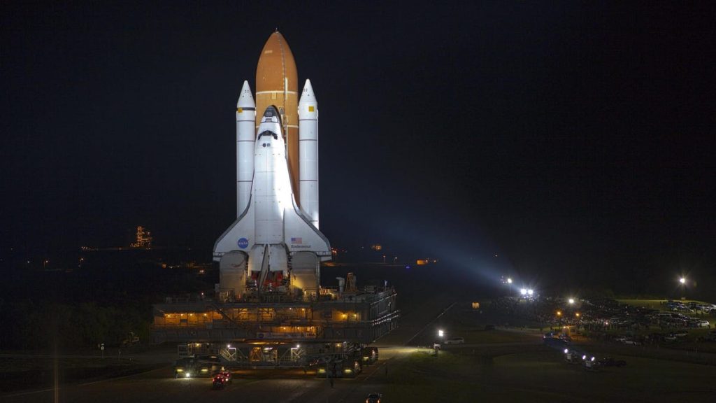 Endeavour Pesawat Ulang-alik NASA Akan Berdiri Tegak Sekali Lagi